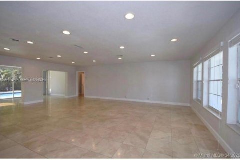 House in Miami, Florida 5 bedrooms, 276.85 sq.m. № 1364822 - photo 10