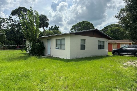 House in St. Lucie, Florida 4 bedrooms, 115.38 sq.m. № 1331132 - photo 1