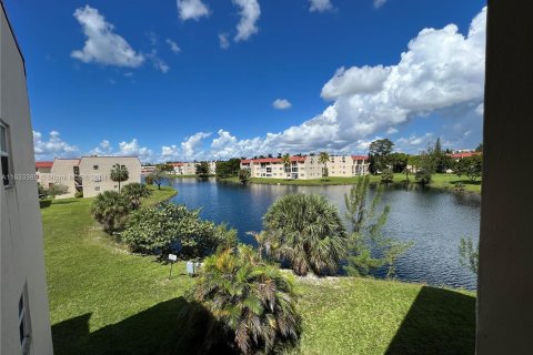 Copropriété à vendre à Sunrise, Floride: 2 chambres, 78.97 m2 № 1304833 - photo 1