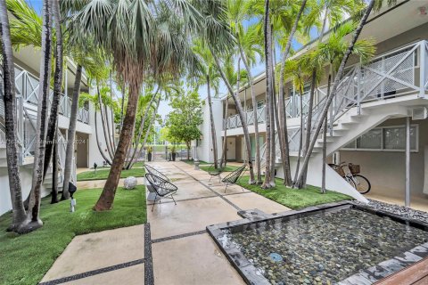 Condo in Miami Beach, Florida, 2 bedrooms  № 1240118 - photo 24