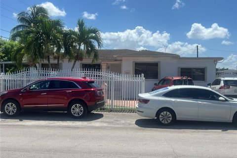 Casa en venta en Hialeah, Florida, 4 dormitorios, 211.26 m2 № 1240122 - foto 1