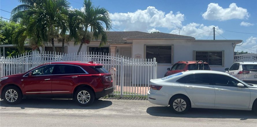 House in Hialeah, Florida 4 bedrooms, 211.26 sq.m. № 1240122