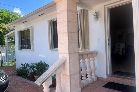 Casa en venta en Hialeah, Florida, 4 dormitorios, 211.26 m2 № 1240122 - foto 8