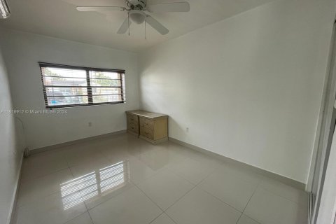 House in Hialeah, Florida 4 bedrooms, 211.26 sq.m. № 1240122 - photo 18