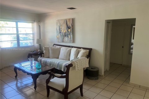 Casa en venta en Hialeah, Florida, 4 dormitorios, 211.26 m2 № 1240122 - foto 12