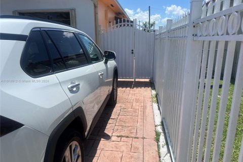 Casa en venta en Hialeah, Florida, 4 dormitorios, 211.26 m2 № 1240122 - foto 7