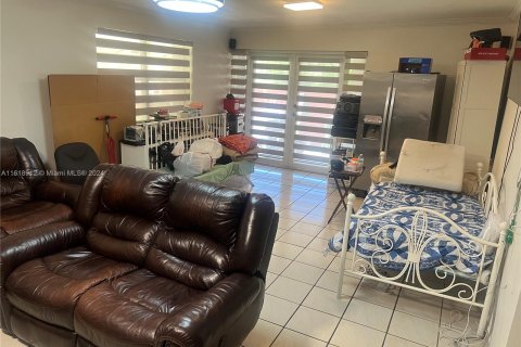 Casa en venta en Hialeah, Florida, 4 dormitorios, 211.26 m2 № 1240122 - foto 21