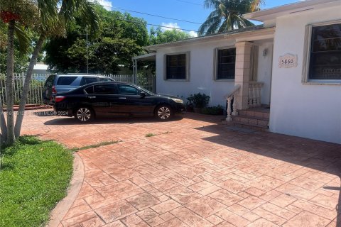 House in Hialeah, Florida 4 bedrooms, 211.26 sq.m. № 1240122 - photo 3