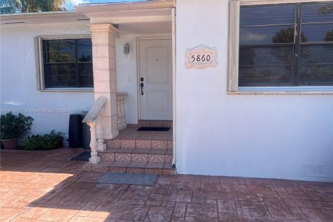 House in Hialeah, Florida 4 bedrooms, 211.26 sq.m. № 1240122 - photo 2