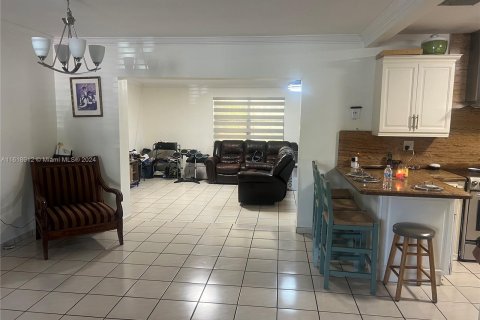 Casa en venta en Hialeah, Florida, 4 dormitorios, 211.26 m2 № 1240122 - foto 10