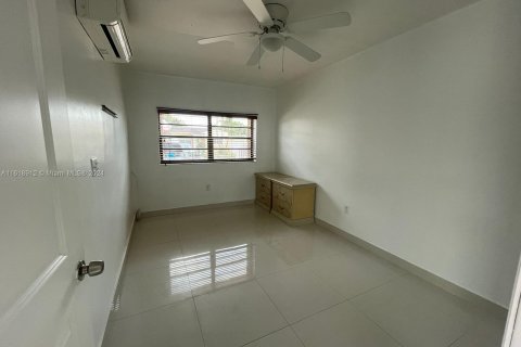 Casa en venta en Hialeah, Florida, 4 dormitorios, 211.26 m2 № 1240122 - foto 17