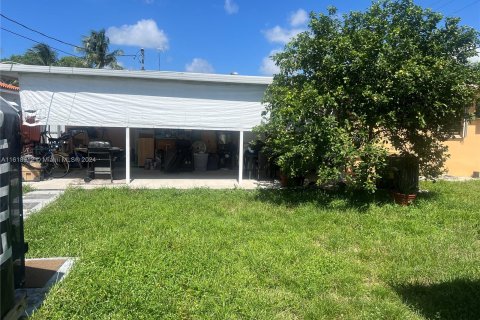 House in Hialeah, Florida 4 bedrooms, 211.26 sq.m. № 1240122 - photo 25