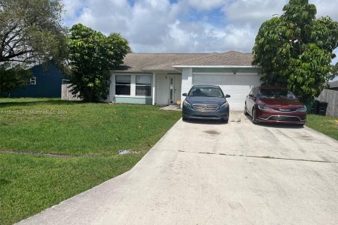 House in Port St. Lucie, Florida 3 bedrooms, 110.18 sq.m. № 1233674 - photo 1