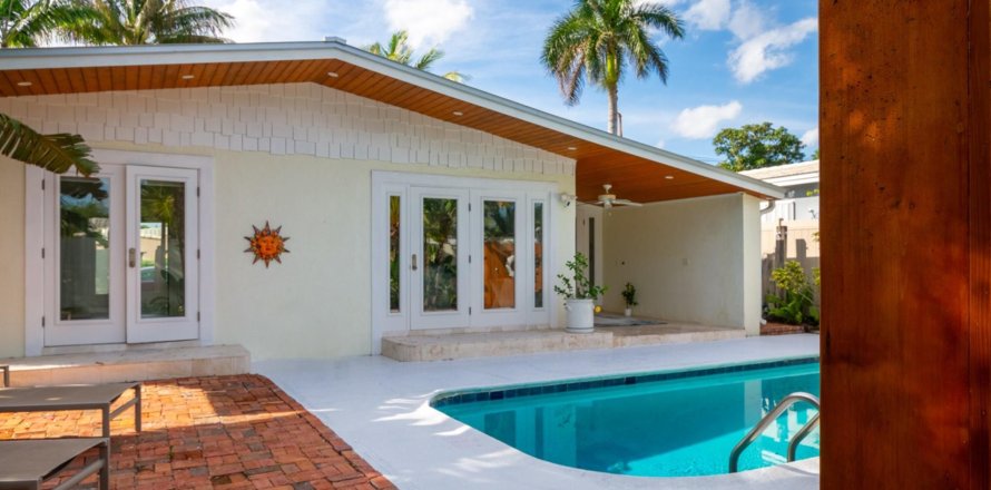 House in Fort Lauderdale, Florida 5 bedrooms, 240.34 sq.m. № 1121195