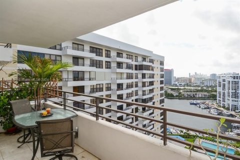 Condo in Hallandale Beach, Florida, 2 bedrooms  № 1393636 - photo 17