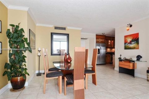 Condo in Hallandale Beach, Florida, 2 bedrooms  № 1393636 - photo 5