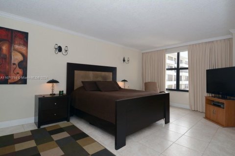 Condo in Hallandale Beach, Florida, 2 bedrooms  № 1393636 - photo 23