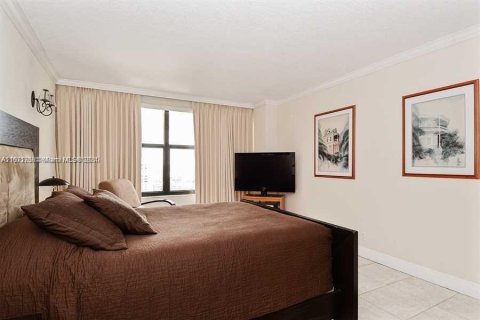 Condo in Hallandale Beach, Florida, 2 bedrooms  № 1393636 - photo 10