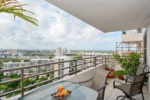 Condo in Hallandale Beach, Florida, 2 bedrooms  № 1393636 - photo 18