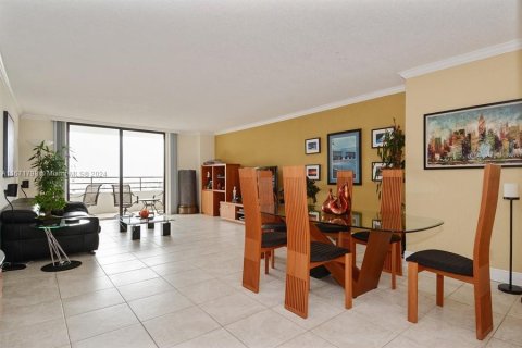 Condo in Hallandale Beach, Florida, 2 bedrooms  № 1393636 - photo 28