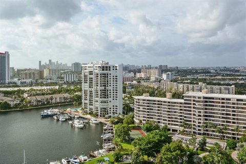 Condo in Hallandale Beach, Florida, 2 bedrooms  № 1393636 - photo 15