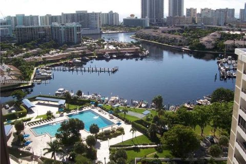 Condo in Hallandale Beach, Florida, 2 bedrooms  № 1393636 - photo 30