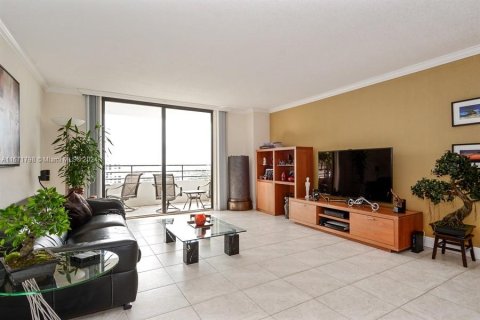 Condo in Hallandale Beach, Florida, 2 bedrooms  № 1393636 - photo 27