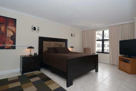 Condo in Hallandale Beach, Florida, 2 bedrooms  № 1393636 - photo 9