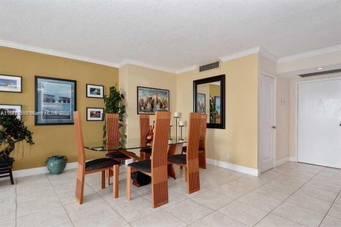 Condo in Hallandale Beach, Florida, 2 bedrooms  № 1393636 - photo 7