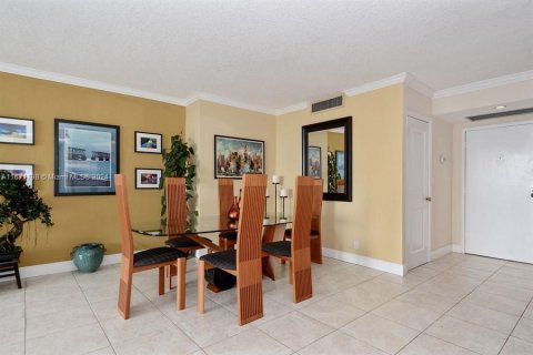 Condo in Hallandale Beach, Florida, 2 bedrooms  № 1393636 - photo 24