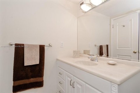 Condo in Hallandale Beach, Florida, 2 bedrooms  № 1393636 - photo 21