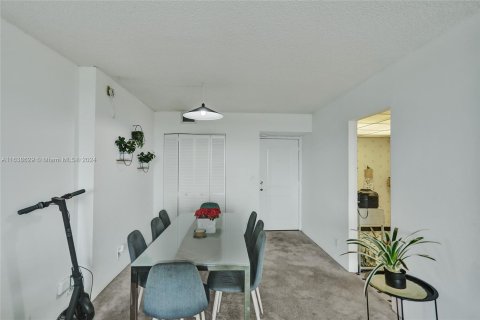 Condo in Sunny Isles Beach, Florida, 2 bedrooms  № 1310579 - photo 12