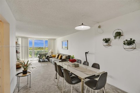 Condo in Sunny Isles Beach, Florida, 2 bedrooms  № 1310579 - photo 7