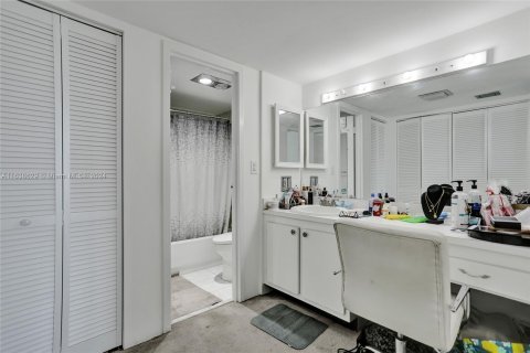 Condo in Sunny Isles Beach, Florida, 2 bedrooms  № 1310579 - photo 26