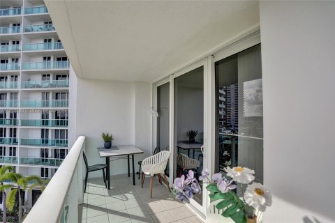 Condo in Sunny Isles Beach, Florida, 2 bedrooms  № 1310579 - photo 2