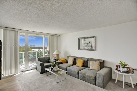 Condo in Sunny Isles Beach, Florida, 2 bedrooms  № 1310579 - photo 10