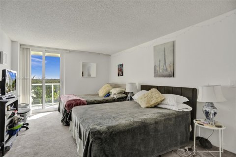 Condo in Sunny Isles Beach, Florida, 2 bedrooms  № 1310579 - photo 25