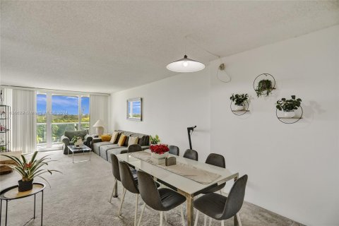 Condo in Sunny Isles Beach, Florida, 2 bedrooms  № 1310579 - photo 8