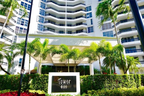 Condo in Aventura, Florida, 2 bedrooms  № 1310580 - photo 1