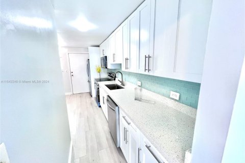 Condominio en venta en North Miami Beach, Florida, 1 dormitorio, 80.36 m2 № 1325198 - foto 3