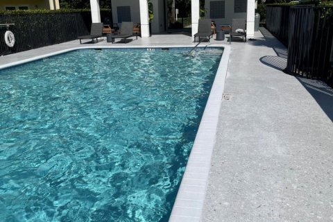 Adosado en venta en Vero Beach, Florida, 2 dormitorios, 146.6 m2 № 1093219 - foto 1