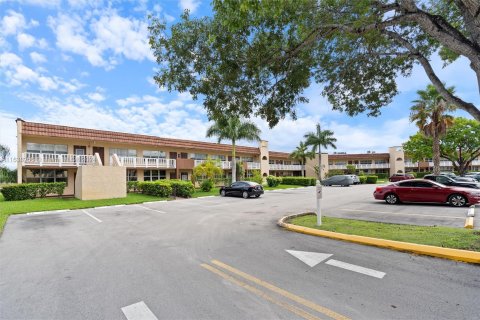 Condo in Sunrise, Florida, 1 bedroom  № 1310806 - photo 1