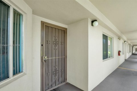 Condo in Pembroke Pines, Florida, 2 bedrooms  № 1367475 - photo 24