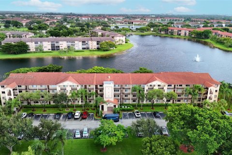 Condo in Pembroke Pines, Florida, 2 bedrooms  № 1367475 - photo 1