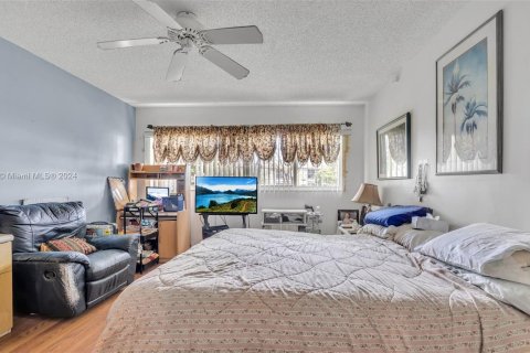 Condo in Pembroke Pines, Florida, 2 bedrooms  № 1367475 - photo 15