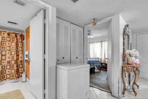 Condo in Pembroke Pines, Florida, 2 bedrooms  № 1367475 - photo 10