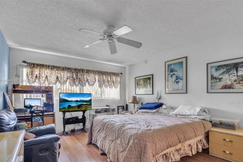 Condo in Pembroke Pines, Florida, 2 bedrooms  № 1367475 - photo 13