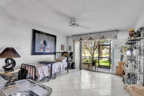 Condo in Pembroke Pines, Florida, 2 bedrooms  № 1367475 - photo 7