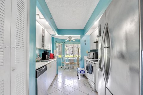 Condo in Pembroke Pines, Florida, 2 bedrooms  № 1367475 - photo 3