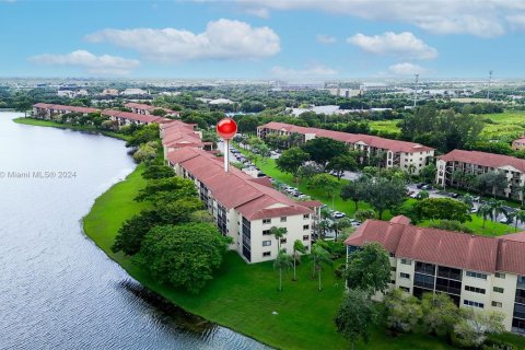 Condo in Pembroke Pines, Florida, 2 bedrooms  № 1367475 - photo 22